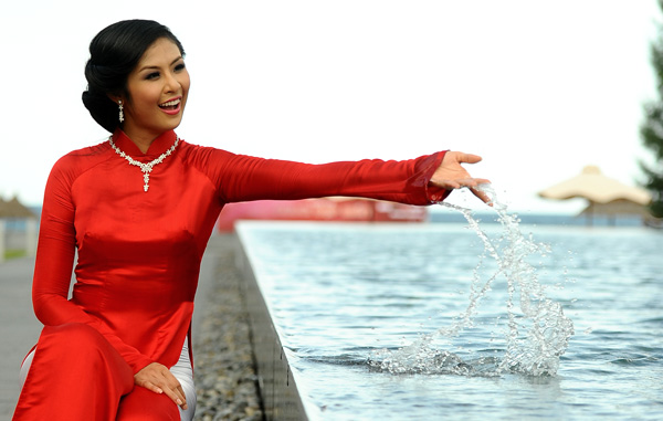Miss Vietnam 2010 in her charming red ‘ao dai’